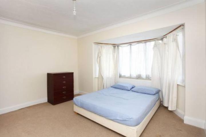 			4 Bedroom, 1 bath, 1 reception House			 Greenfield Gardens, CRICKLEWOOD